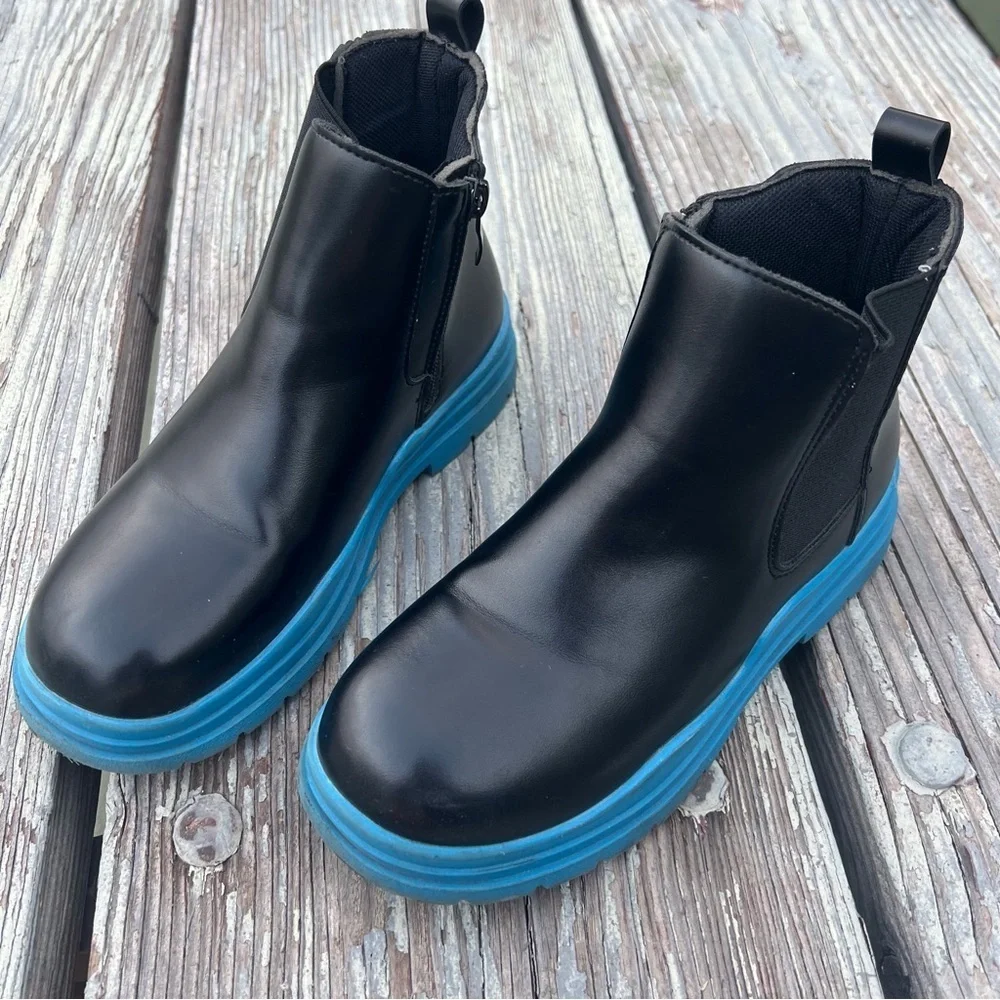 Kids boots size 4 excellent condition
